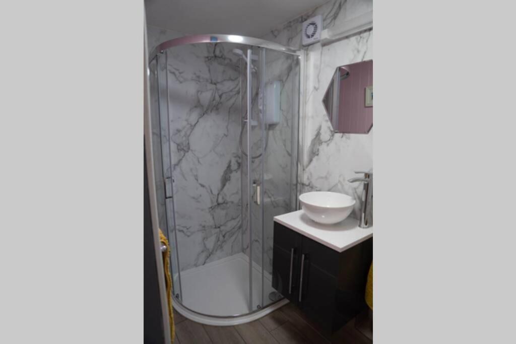 Old LeakeThe Treehouse - Sleeps 4别墅 外观 照片